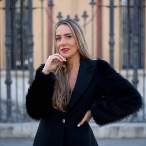 Blazer negra con mangas de pelo HELLEN BATTER