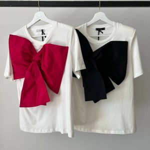 Camiseta blanca con maxi lazo
